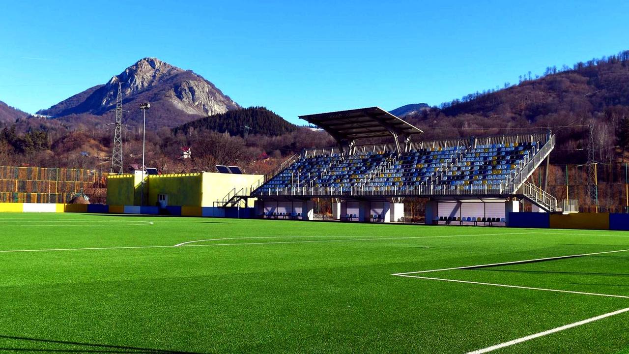 Teren sintetic cu tribună